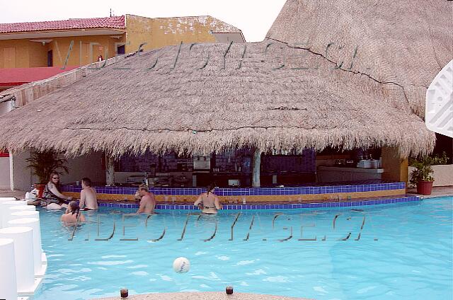 Mexique Cancun Aquamarina Beach Le bar de la piscine.