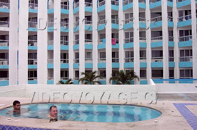 Mexique Cancun Aquamarina Beach Una pequeña piscina. Sección de los niños es casi tan grande como la sección de adultos.
