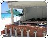 Bar playa de l'hôtel Crown paradise en Cancun Mexique