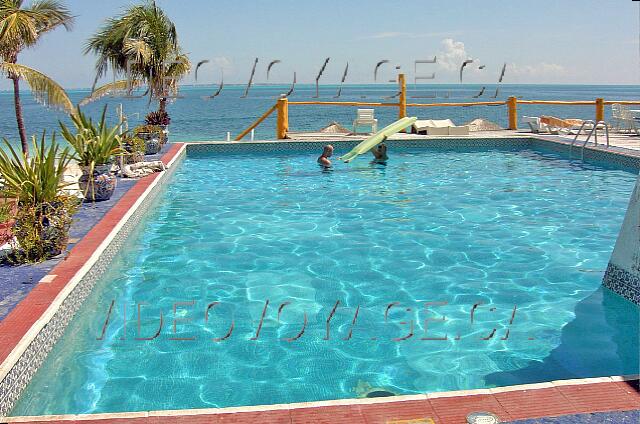 Mexique Cancun Maya Caribe La piscine principale Plusieurs piscines sur plusieurs niveaux avec une belle vue de la mer.