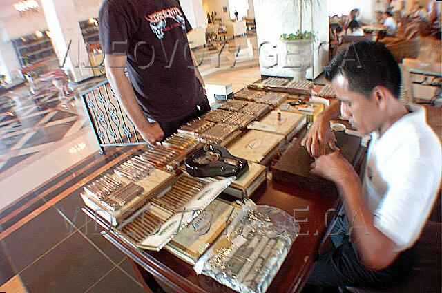 Mexique Cancun New Gran Caribe Real La fabrication de cigare à l'entrée du Lobby bar.