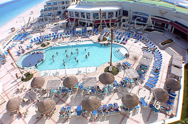 Mexique Cancun New Gran Caribe Real The main pool small. More than 200 deck chairs, umbrellas and 9 some shelters from the sun.