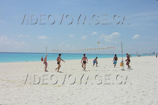 Mexique Cancun Oasis Cancun Du volleyball sur la plage.
