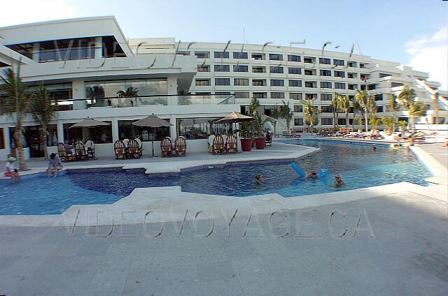 Mexique Cancun Gran Oasis Playa La piscine secondaire près des restaurant est en forme de V.
