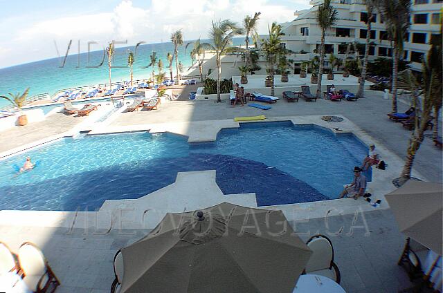 Mexique Cancun Gran Oasis Playa Une partie de la piscine sans soleil en après midi.