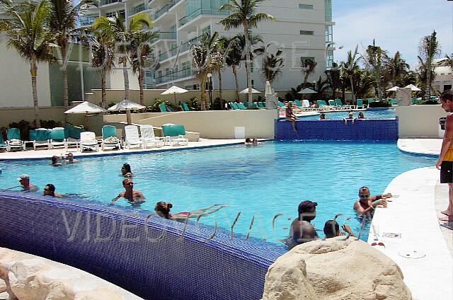 Mexique Cancun Riu Cancun The secondary pool with two levels.