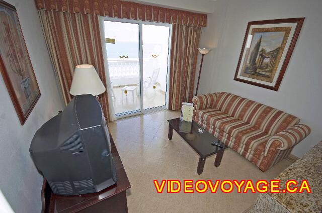 Mexique Cancun Riu Palace Las Americas With a small living room on a lower level.