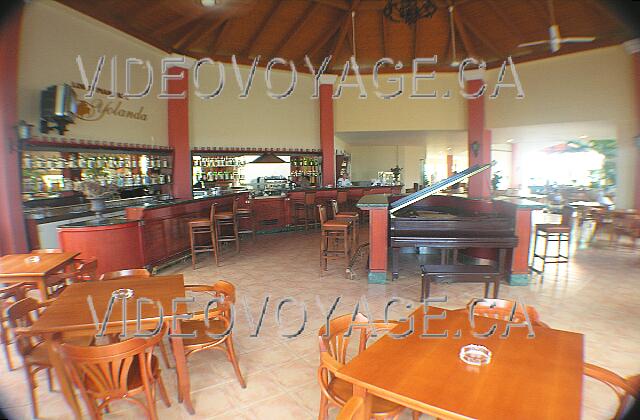 Cuba Cayo-Coco Hotel Playa Coco El bar del vestíbulo con un piano en el centro.
