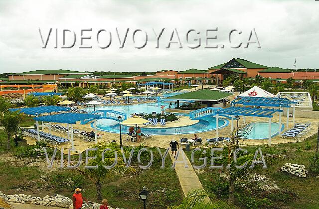 Cuba Cayo-Coco Hotel Playa Coco Una visión general de la piscina principal.