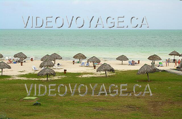 Cuba Cayo-Coco Hotel Playa Coco La playa en marea baja cerca del restaurante bar de la playa.