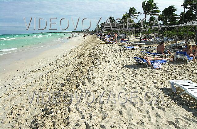 Cuba Cayo-Coco TRYP Cayo-Coco La playa durante la marea baja en el este. La playa se limpia mecánicamente.