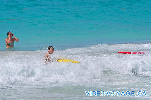 Cuba Cayo Largo Ole Playa Blanca Deportes acuáticos no motorizados están incluidos, pero no están disponibles en la playa frente al hotel, sino más bien en la playa Sirena. Aquí en la playa del hotel, los clientes con tablillas "bodyboard" ... Las olas son más fuertes en la playa "Boogie" del hotel es ideal.