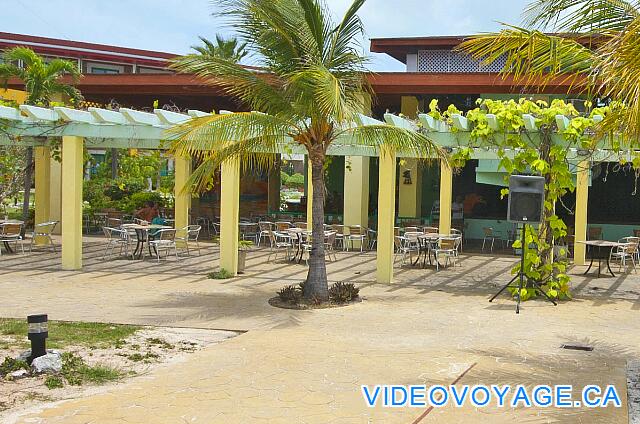 Cuba Cayo Largo Ole Playa Blanca Près du bar Daiquiri, une terrasse extérieur situé entre la scène de spectacle et la piscine.
