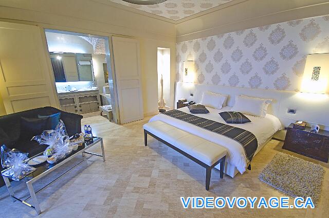 Maroc Bin El Ouidan Widiane Suites & Spa Les chambres de luxe sont situé dans le batiment principal au niveau central,  une assez grande chambre luxueuse.