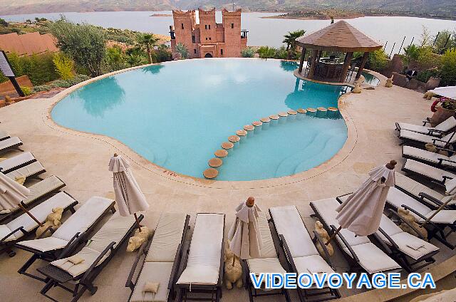 Maroc Bin El Ouidan Widiane Suites & Spa La piscine principale est une piscine infinity, situé dans la section la plus élevé. Un bar sur un ilôt.