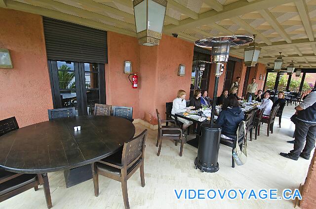 Maroc Bin El Ouidan Widiane Suites & Spa Le restaurant Widiane possède une terrasse extérieur, idéal pour des groupes. Un système de chauffage extérieur permet de manger même lorsque la température est plus basse.