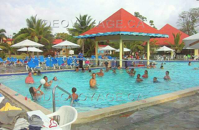 Republique Dominicaine Puerto Plata Fun Tropical Royal La piscine principale est toujours animés. Ici une partie de volleyball.