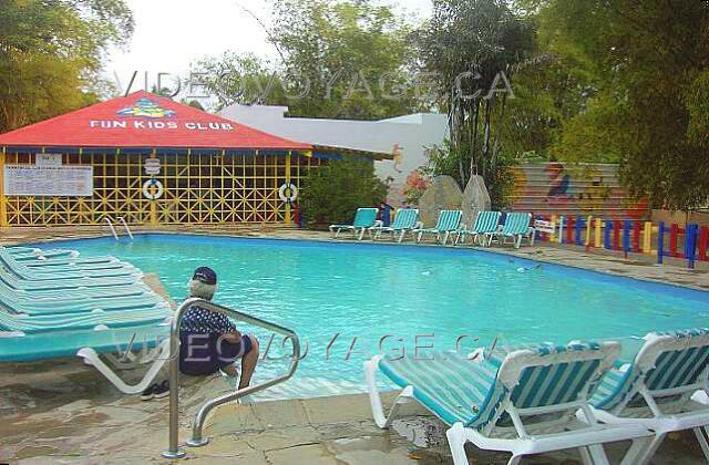 Republique Dominicaine Puerto Plata Fun Tropical Royal La piscine des enfants est de très grande dimension. Au fond nous pouvons voir le club des enfants.