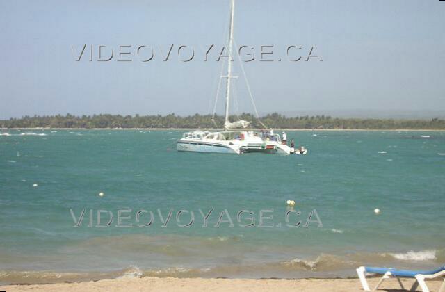 Republique Dominicaine Puerto Plata Fun Tropical Royal Des catamarans sont encrés dans la baie de la plage Doradas. Des flotteurs délimitent la zone des baigneurs et la zone des activités nautique.