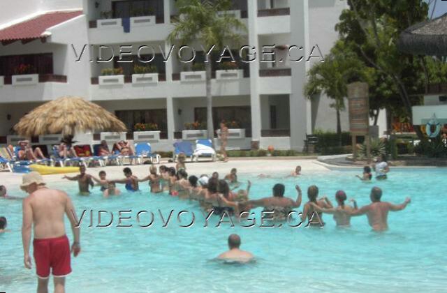 Republique Dominicaine Puerto Plata Barcelo Puerto Plata Une animation dans la piscine principale. Beaucoup de femme et peu d'homme!
