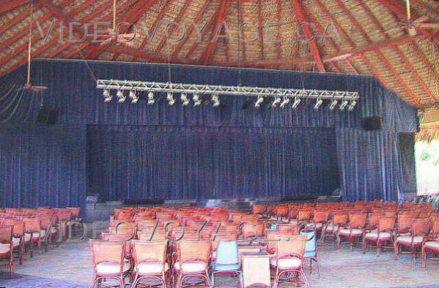 Republique Dominicaine Puerto Plata Grand Oasis Marien La salle de spectacle est assez vaste.  Les sièges sont très confortables. La scène très grande. Un bar est disponible à la droite.