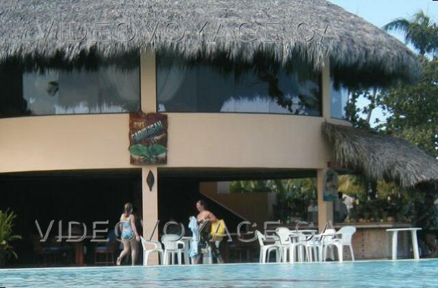 Republique Dominicaine Puerto Plata Grand Oasis Marien Le bar de la piscine est au niveau de l'eau, donnant une drole d'impression sous certains angles. A droite le comptoir de service.  A l'intérieur des tables sont disponibles avec un service de snack-bar.