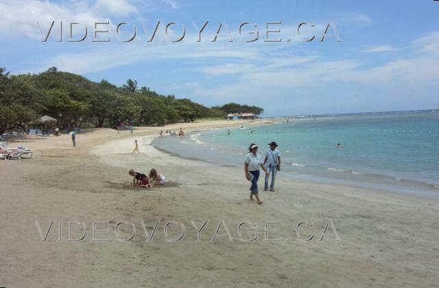 Republique Dominicaine Puerto Plata Grand Oasis Marien La plage de Costa Dorada est assez profonde. Le sable est de couleur marbré.  Il est possible de marché vers l'ouest sur quelques kilomètres, alors que vers l'est il est possible de marché jusqu'à Playa Dorada. Au bout de la plage un petit marché sur la plage.