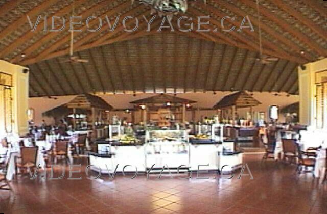 Republique Dominicaine Puerto Plata Grand Oasis Marien Le restaurant buffet El Cayuco est très vaste. Au fond, le buffet, les tables sont de chaque coté.