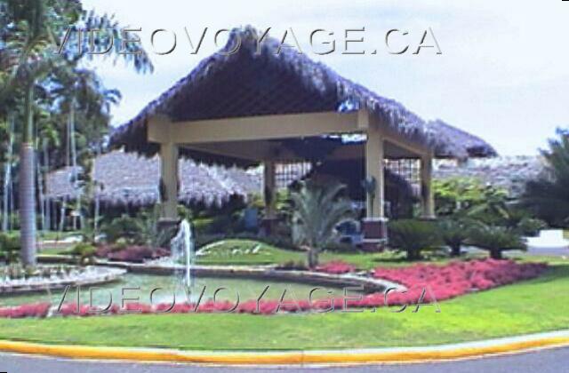 Republique Dominicaine Puerto Plata Grand Oasis Marien The hotel entrance is decorated with a fountain and beautiful flowers.