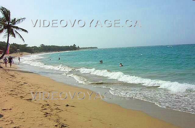 Republique Dominicaine Puerto Plata Holiday Village Golden Beach Le sable est marbré tout comme à Playa Dorada. Il n'y a pas de flotteur pour délimiter la zone baignable, car le il y a moins d'activités nautique ici.