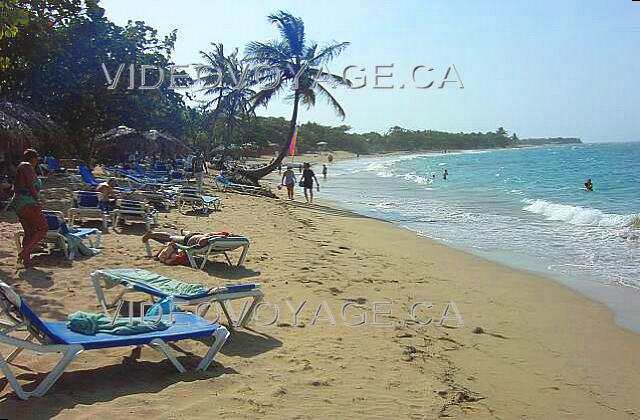 Republique Dominicaine Puerto Plata Holiday Village Golden Beach Les derniers mêtres avant la mer sont assez abrupte, donc les chaises sont disposées sur le haut de la plage. Il n'y a que 4 à 6 mètres de profondeur à certaines places pour les chaises.  Un peu plus loins, c'est plus large.