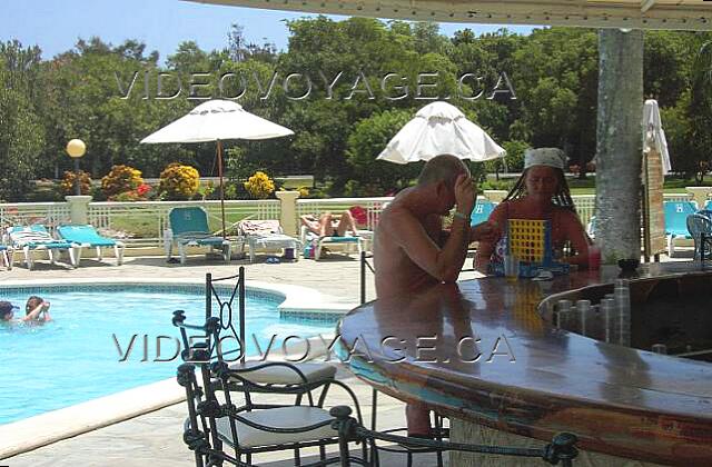Republique Dominicaine Puerto Plata Victoria Resorts El bar de la piscina es muy popular. El centro de actividades se lleva a cabo en esta terraza. El servicio es excelente.
