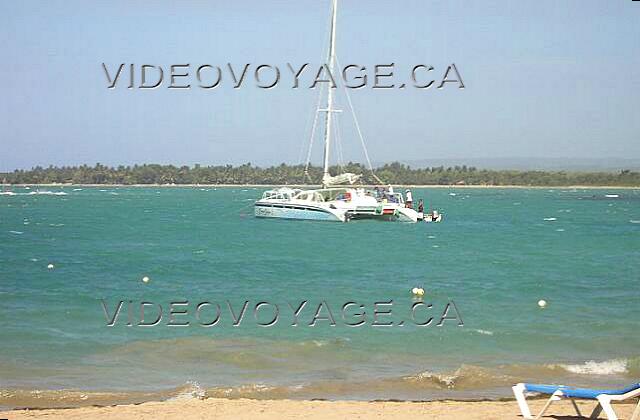 Republique Dominicaine Puerto Plata Victoria Resorts Varios grandes catamaranes están amarrados frente a la playa.