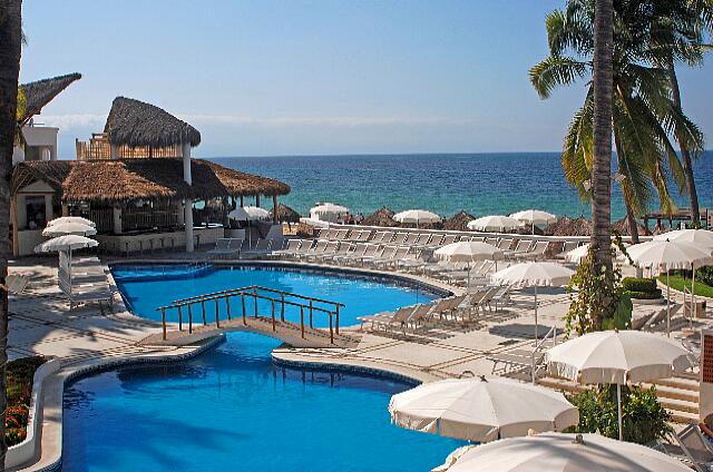 Mexique Puerto Vallarta Buenaventura Grand The main pool is small between the beach and the main building.