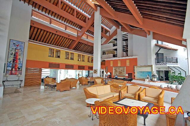 Mexique Puerto Vallarta Buenaventura Grand Lobby open on several floors.