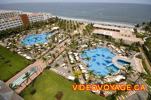 Mexique Nuevo Vallarta Riu Vallarta The pools are located between the beach and the main building. On the right the children's pool and left the adult pool.