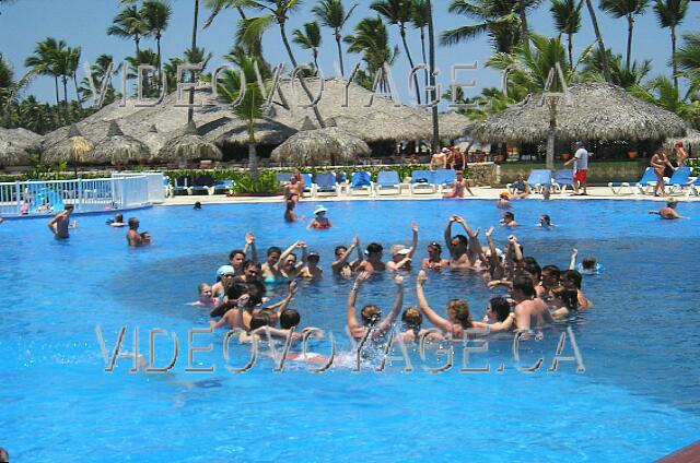 Republique Dominicaine Punta Cana Gran Bahia Principe Una actividad de la animación en la piscina.