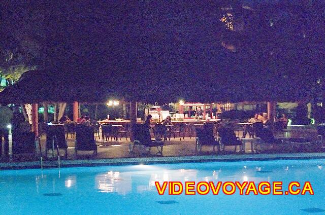 Republique Dominicaine Punta Cana Barcelo Bavaro Caribe Le bar sur le bord de la piscine est ouvert le soir aussi.
