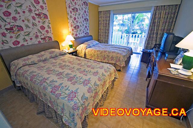 Republique Dominicaine Punta Cana Barcelo Bavaro Caribe Une chambre de moyenne dimension avec 2 lits double.