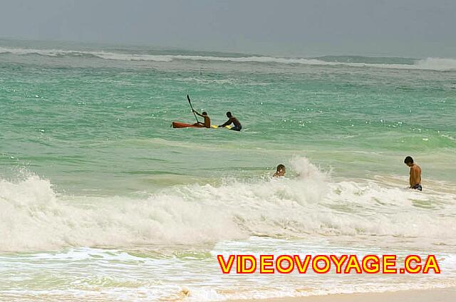 Republique Dominicaine Punta Cana Punta Cana Des clients qui font du kayak alors que la mer est mouvementé...