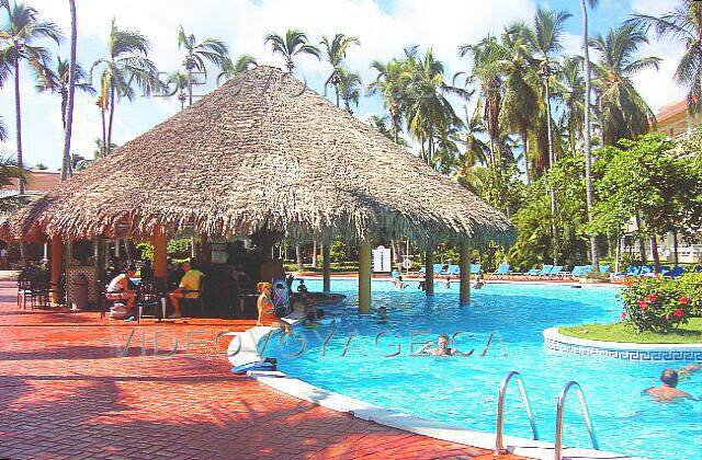 Republique Dominicaine Punta Cana Vista Sol Punta Cana El Ancla bar junto a la piscina principal. Una parte de la barra ofrece servicio en la piscina. Otra parte en la terraza.