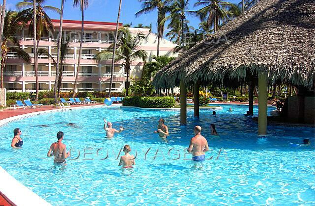 Republique Dominicaine Punta Cana Vista Sol Punta Cana La piscina principal del hotel Carabela es de buen tamaño. Una barra está integrado en la piscina. Las actividades de animación se presentan en esta piscina.