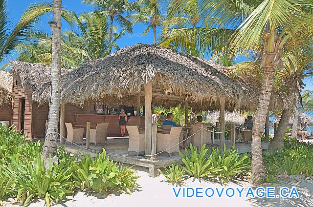 République Dominicaine Punta Cana Catalonia Bavaro Royal Le bar de la plage avec une terrasse.