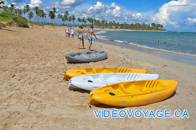 République Dominicaine Punta Cana Dreams Punta Cana Kayaks for one or two people on the beach.