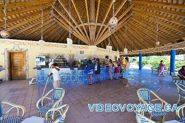 République Dominicaine Punta Cana Dreams Punta Cana Vaste, de nombreuses tables et sièges à l'abris du soleil, un grand comptoir de service, le bar le plus populaire le jour.
