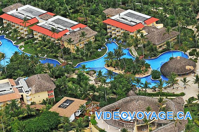 République Dominicaine Punta Cana Dreams Punta Cana La piscine du coté nord possède des branches qui passe devant les batiments des chambres, ce qui permet aux chambres du rez de chaussée d'avoir un accès direct à la piscine.