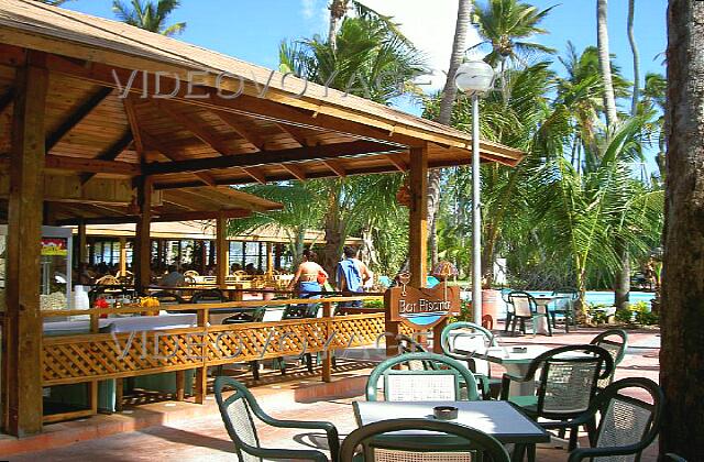 Republique Dominicaine Punta Cana Grand Palladium Punta Cana Res The Bar La Uva is close to the pool. A terrace overlooking the pool. The bar was under renovation in November 2004.