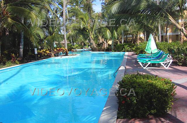 Republique Dominicaine Punta Cana Grand Palladium Punta Cana Res L'ilôt central étant de grande dimension, la piscine est dans certaine partie peu large.