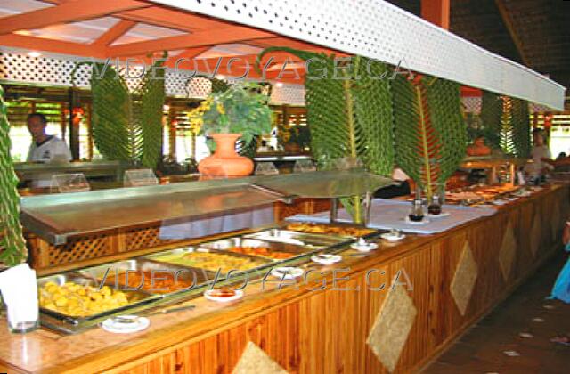 Republique Dominicaine Punta Cana Grand Palladium Punta Cana Res Le restaurant Buffet La Uva est situé près de la plage et de la piscine.  Un restaurant à aire ouverte avec le buffet au millieu.