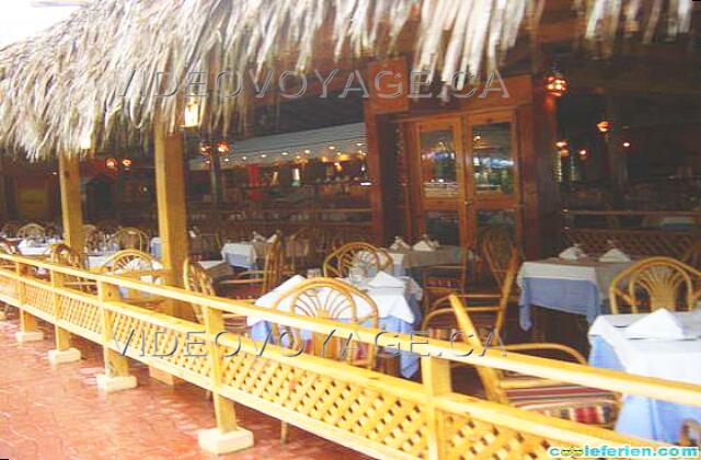 Republique Dominicaine Punta Cana Grand Palladium Punta Cana Res Le restaurant La Uva offre une terrasse ouverte à la piscine.